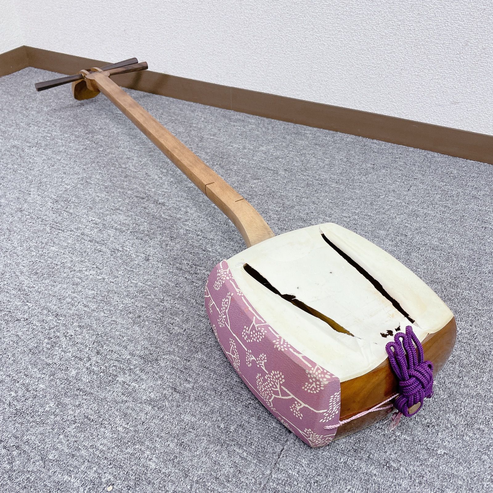 希少】長唄三味線 中棹 紅木 金細 綾杉胴 天然糸巻き 一本溝 希少