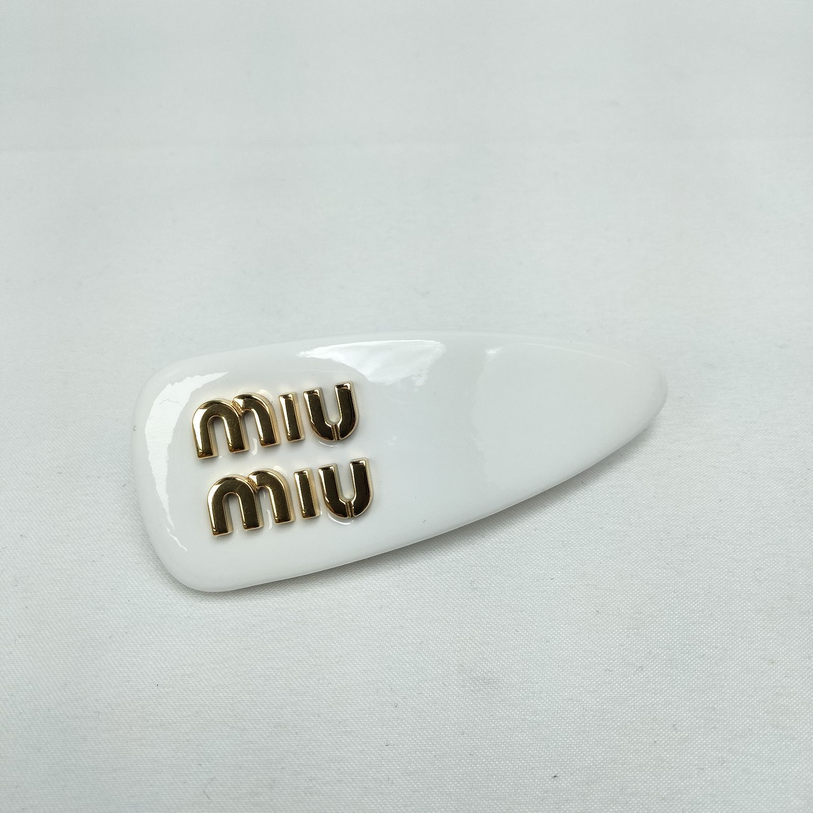 美品✨️miu miu✨️ミュウミュウ パテントレザーヘアクリップ