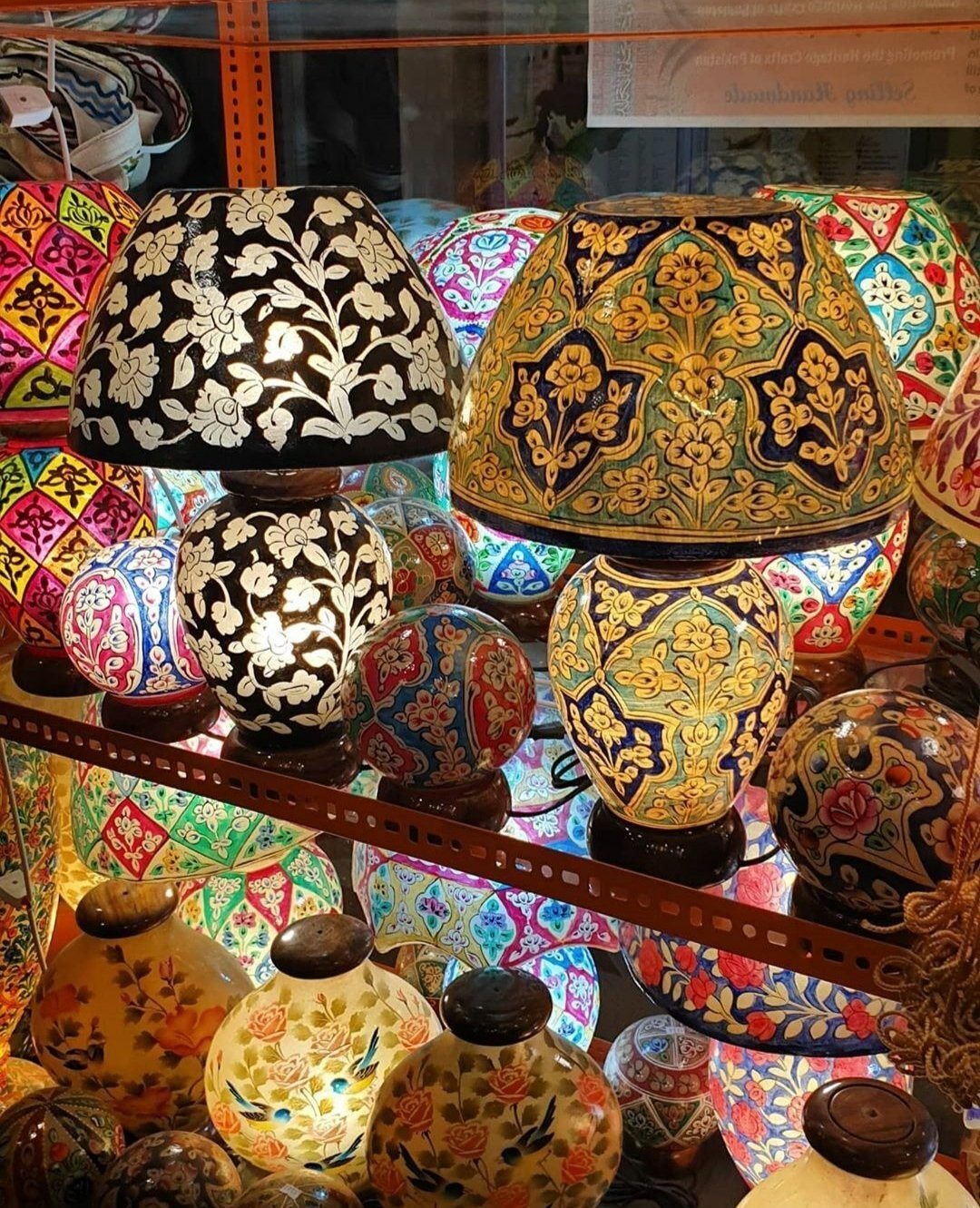 パキスタンのラクダの皮ランプ製作｜パキスタン情報セクション