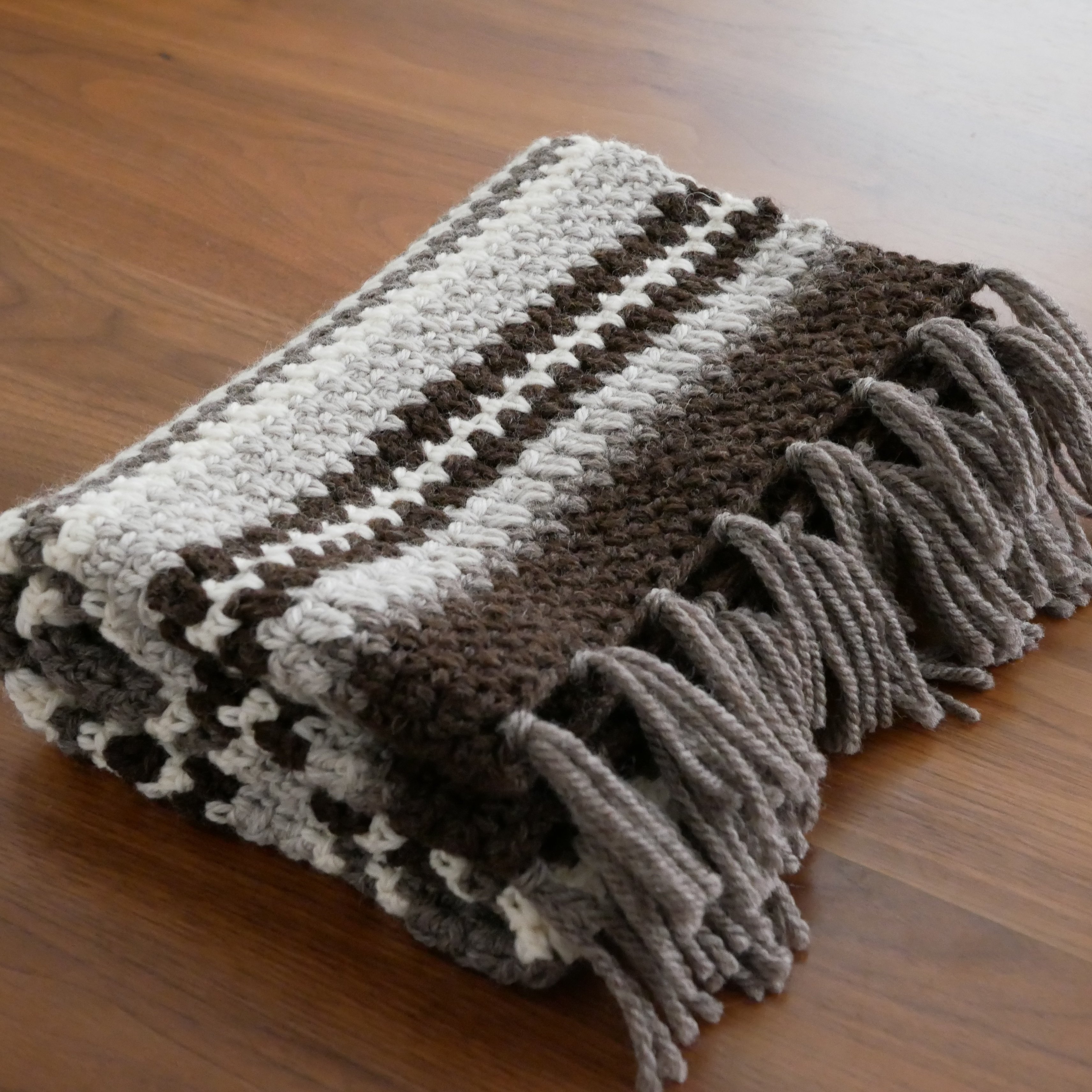 シャープな模様×柔らかな無染色ウールの色：膝掛け／ラグ／マルチ