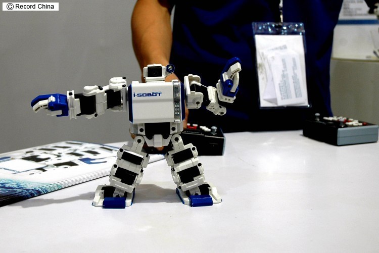 日本開発の世界最小二足歩行ロボット「i-SOBOT」が大人気！―上海市