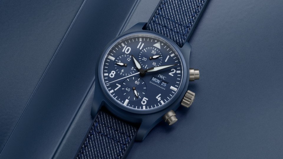 IWCシャフハウゼンが初のセラミック製の 41mm径パイロットクロノ