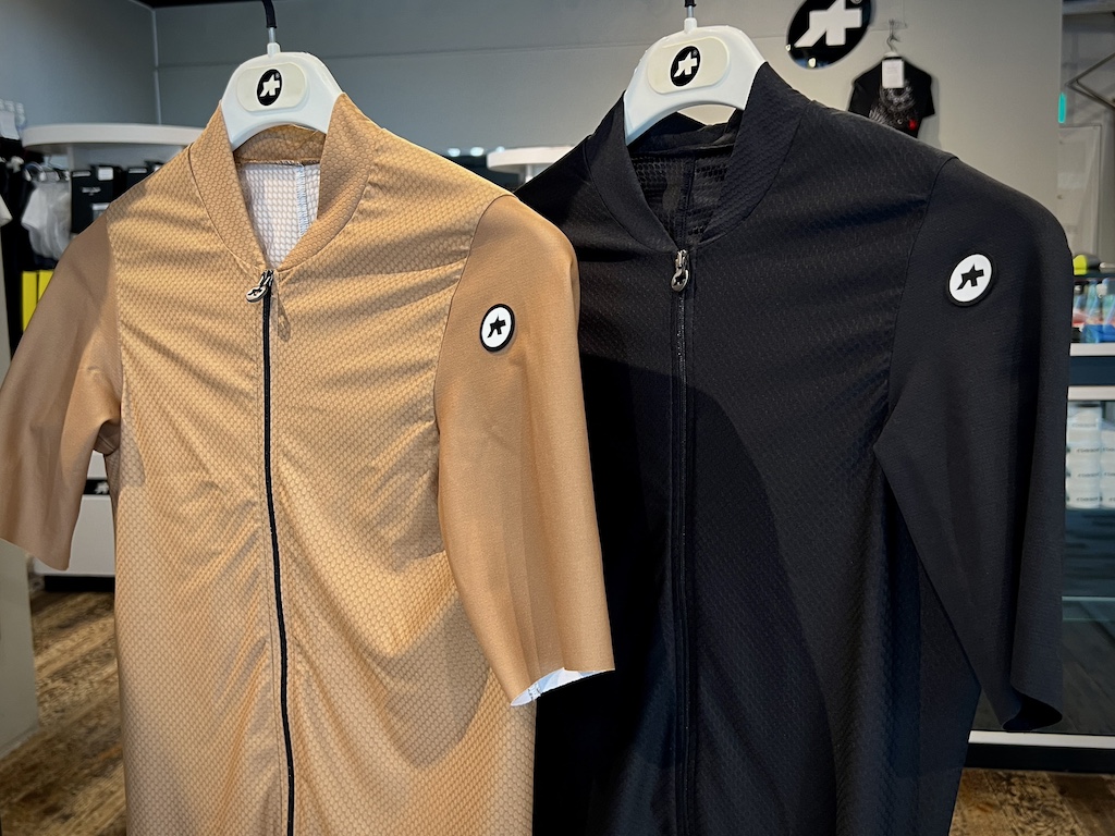 アートデザインあり、ロングスリーブあり、グラベル系あり。2024