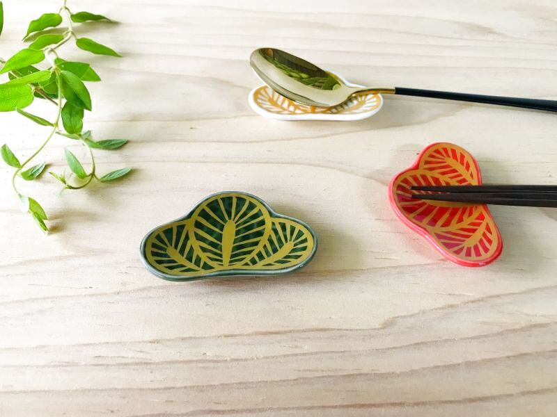 はしおき】 有田焼 / 幸楽窯 松型箸置き