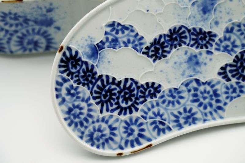 染付タコ唐草まゆ型陶箱［有田焼 福泉窯］