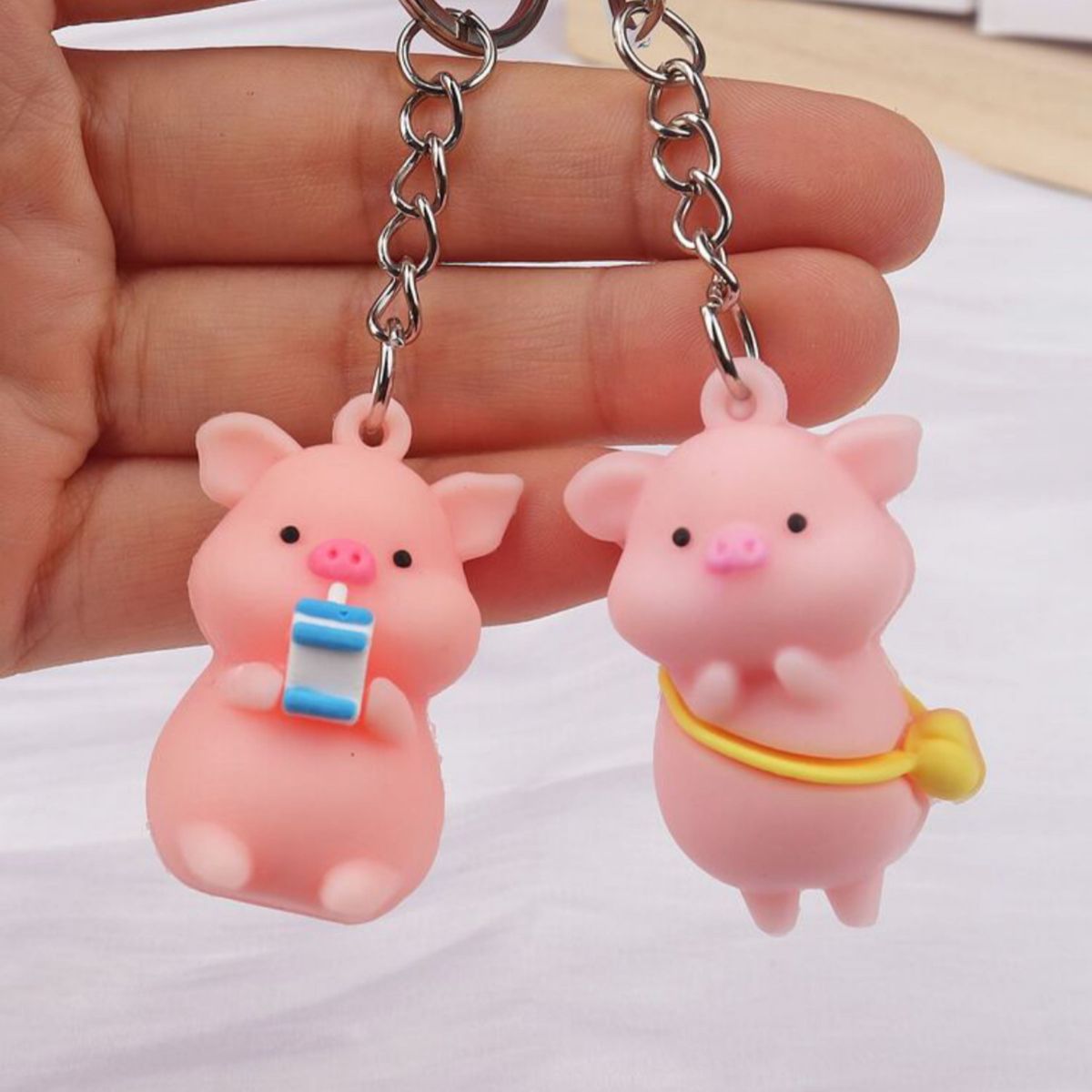 ブタちゃんキーホルダー ミルクを飲む豚さん 園児バッグを掛けたブタ