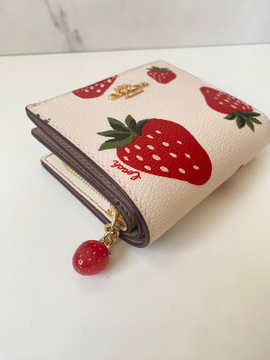 新品 コーチ coach 二つ折り財布 いちご｜Yahoo!フリマ（旧PayPayフリマ）