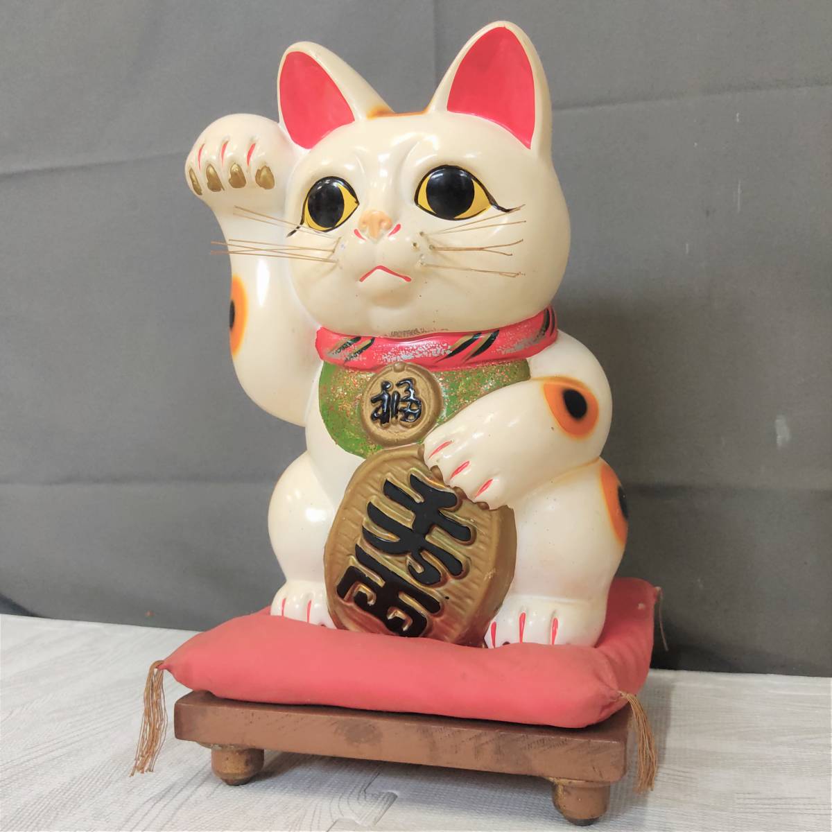 約30cm 昭和レトロ 作家もの 招き猫 陶器製 貯金箱 台座/座布団付 置物