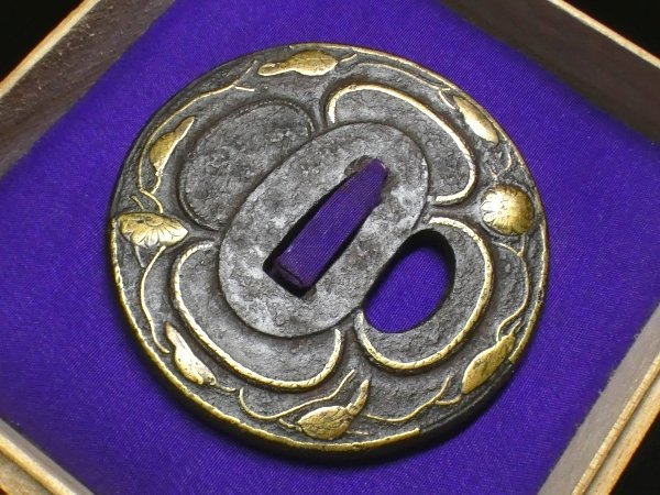 刀装具 #2755】 ≪A級≫ （鍔） 応仁鍔の上級作品！ 花唐草図