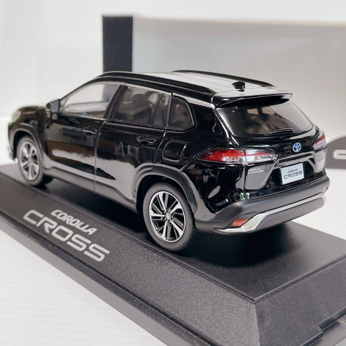 新型カローラクロス 後期型 ミニカー カラーサンプル ブラック 黒