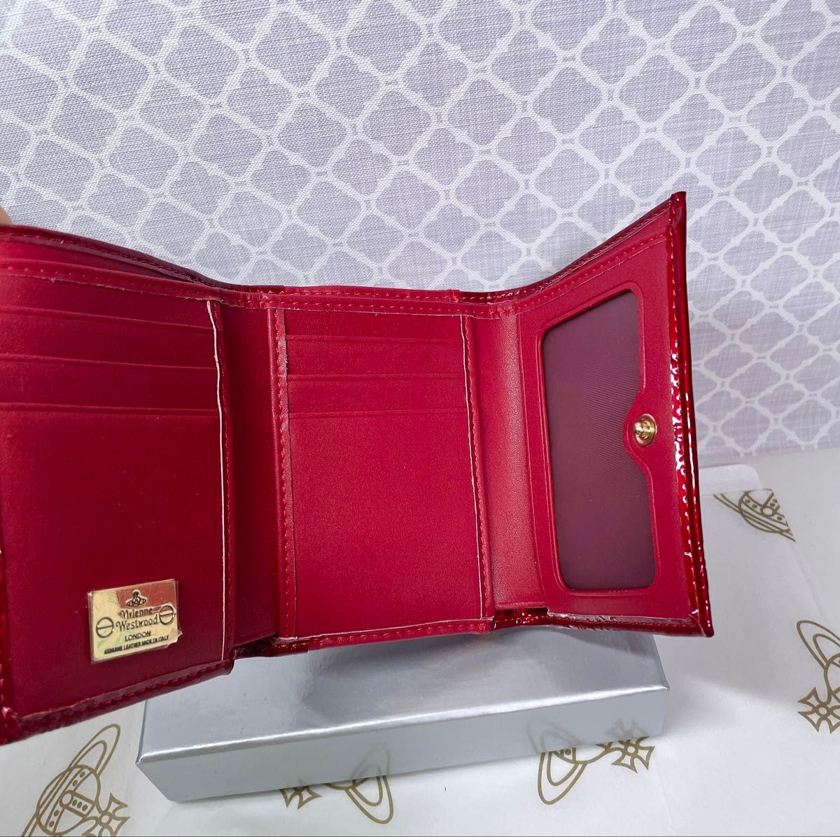 大人気 ショッパー付き】新品 Vivienne Westwood エナメル 赤 3つ折