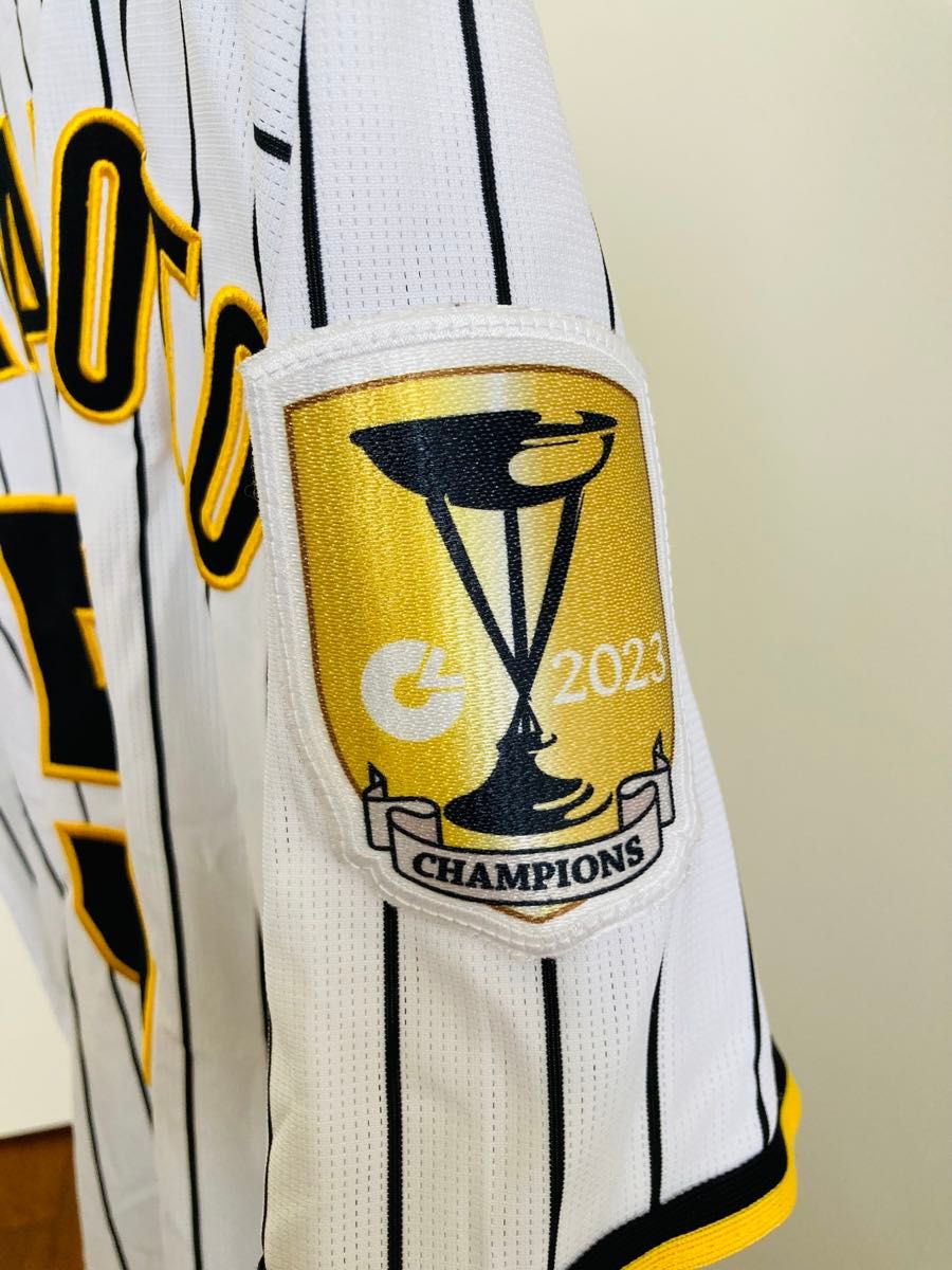 阪神タイガース 近本 2023 チャンピオンエンブレム付ユニフォーム