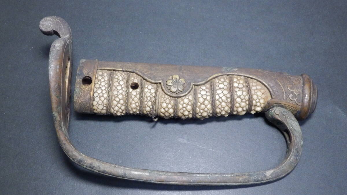 軍刀儀礼刀サーベル 桜紋鞘柄部品