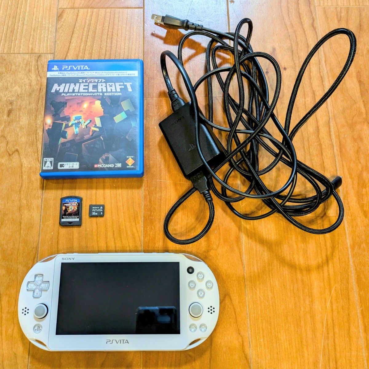 PS Vita 本体 シルバー 32GB SDカード、充電器付き