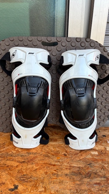 k*i様 【付属品付き】pod モトクロスニーブレース xs/s 白 中古 k*