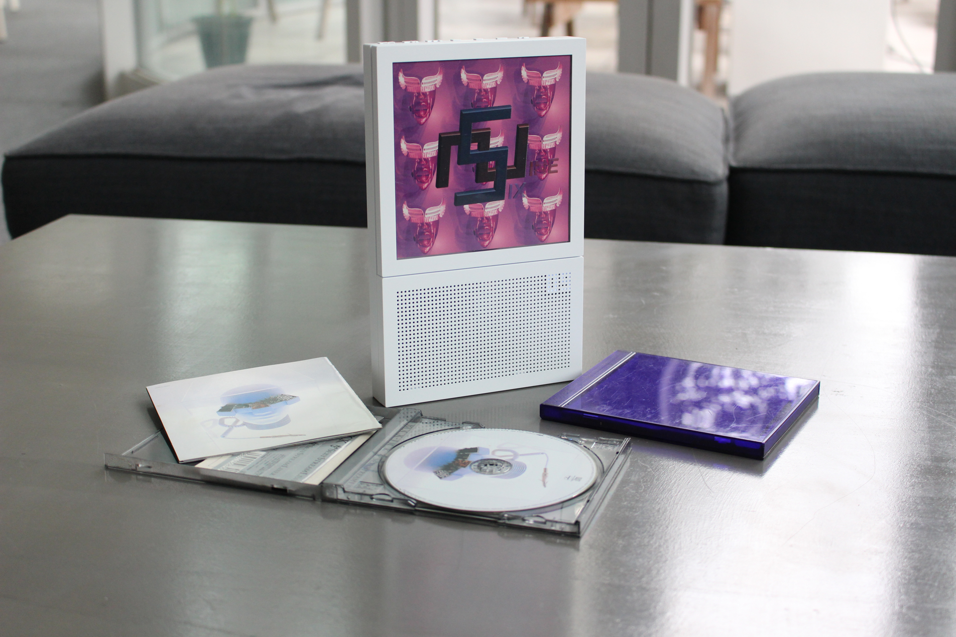 レビュー】CD世代の“ジャケ愛”炸裂! 飾れるCDプレーヤー「Instant Disk