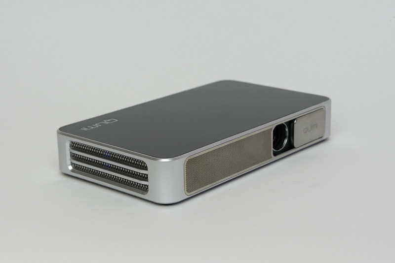 電源いらず＆1人1台（？）の本格プロジェクター「QUMI Q3Plus