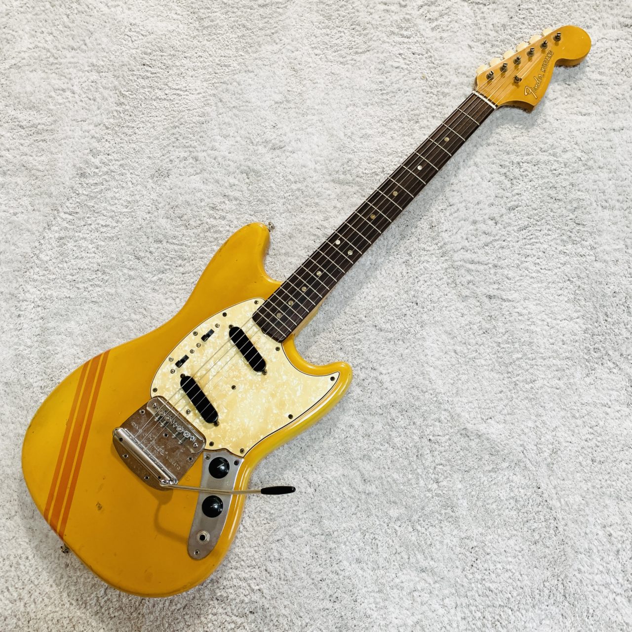 レビュー】オレンジにコンペラインが目立つ！1969年製のFender Mustang