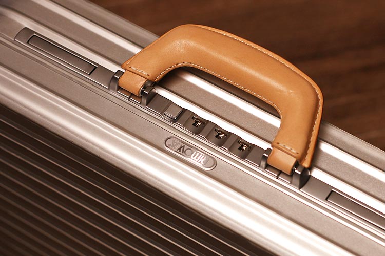 RIMOWA TOPAS、ハンドルを革の持ち手にカスタム制作 | 頑固オヤジ店主