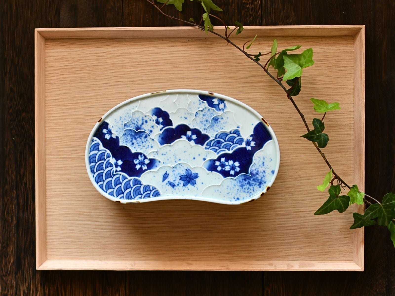 有田焼 福泉窯 染付変り桜散し 繭型蓋物 【大】 | ARITAYAKI STORE