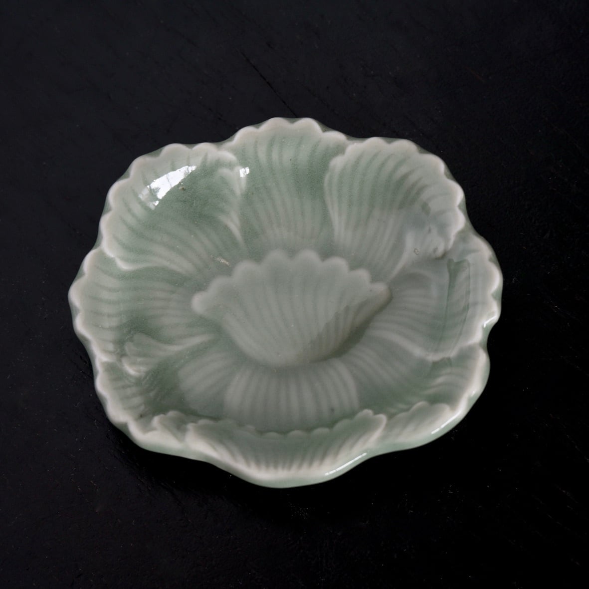 50116】 三田青磁 牡丹 手塩皿（1個） 江戸/ Mita Seiji small plate