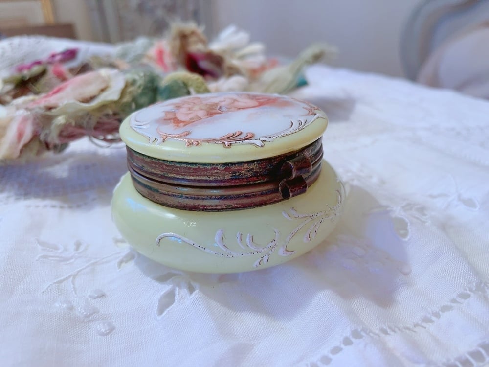 フランス 天使が可愛いミルクガラスのピルケース | AntiqueRose