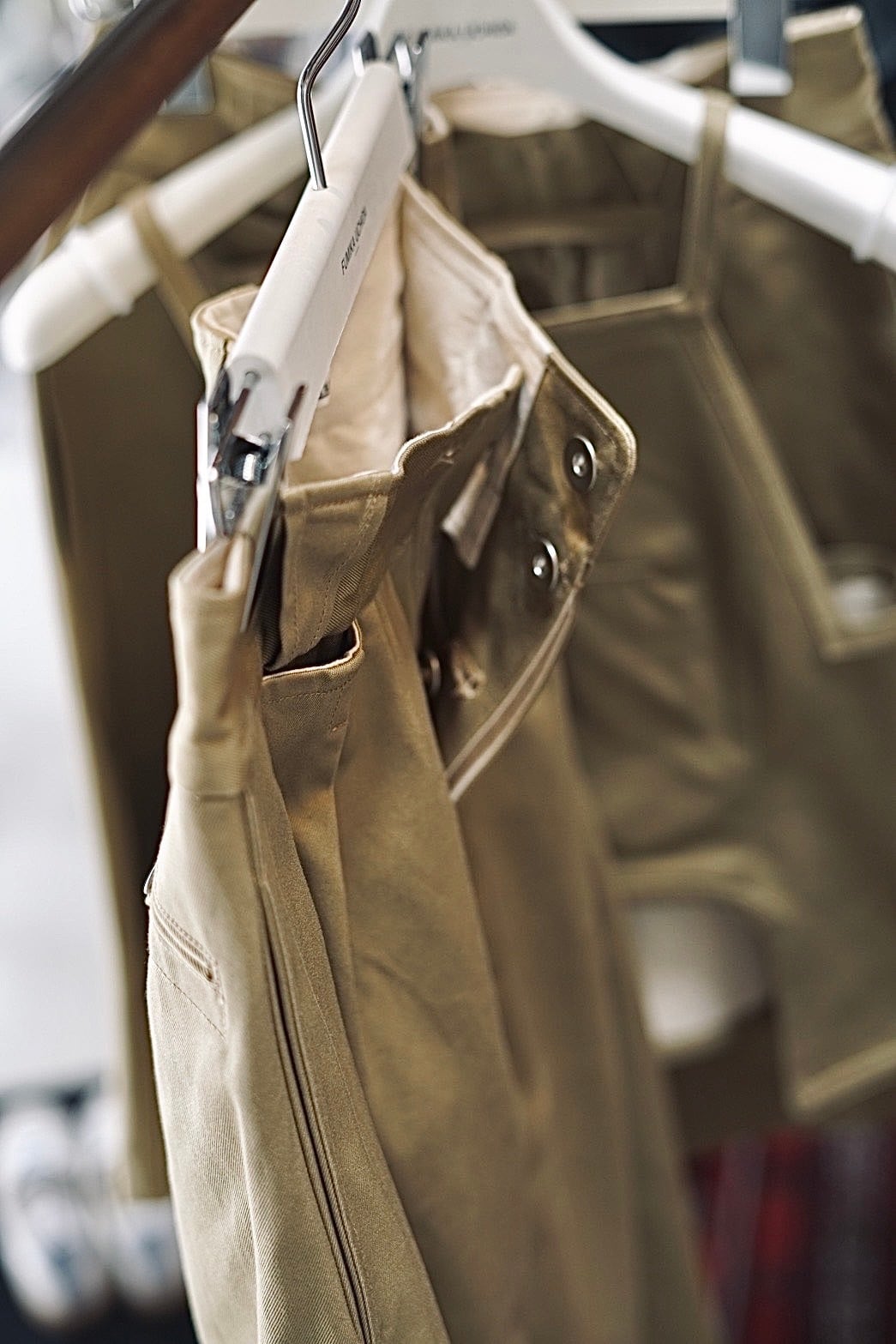 FUMIKA_UCHIDA / UNIFORM WEAPON 2-TUCK PANTS (KHAKIBEIGE) | JUQUI