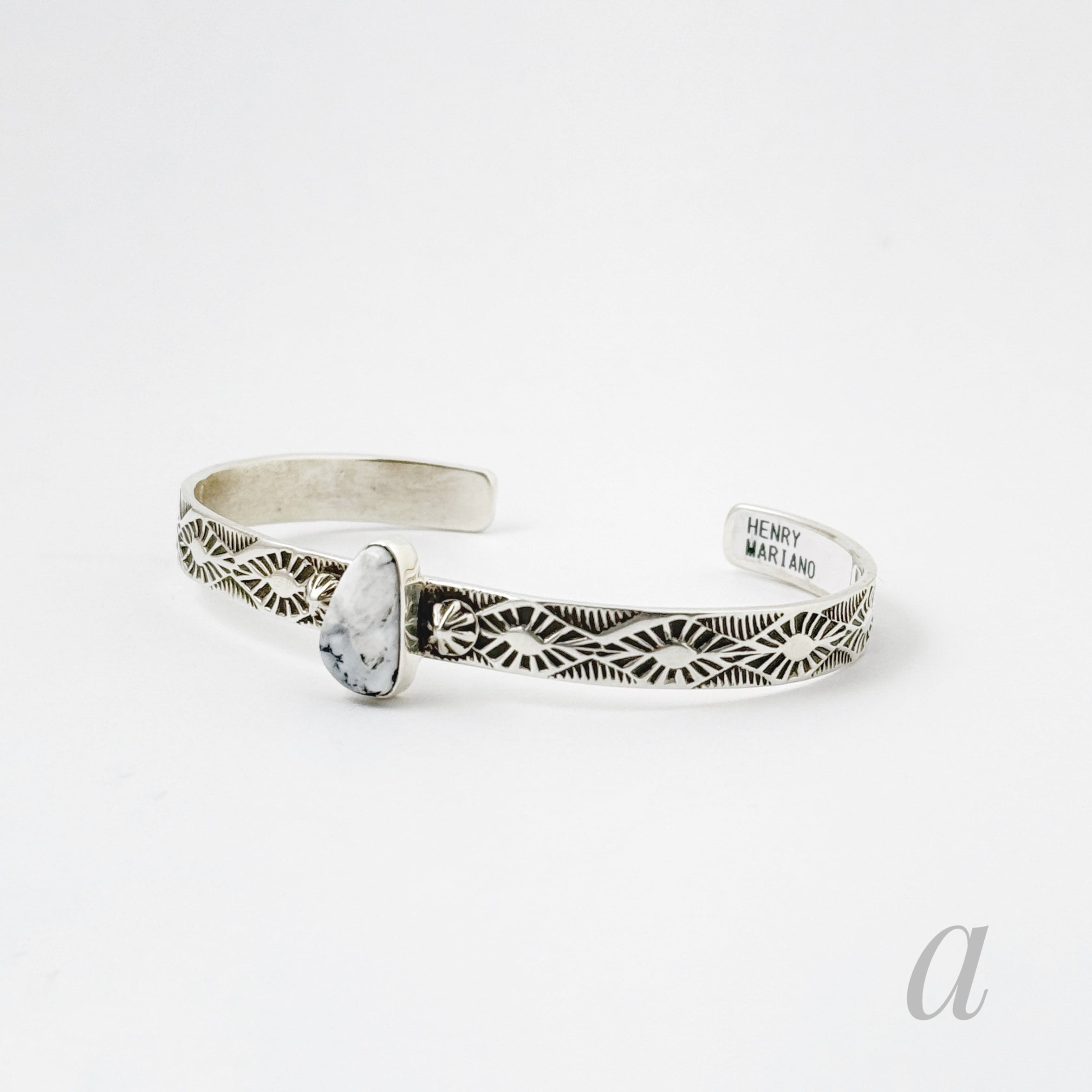 Indian Jewelry 》ホワイトバッファロー スタンプワーク バングル