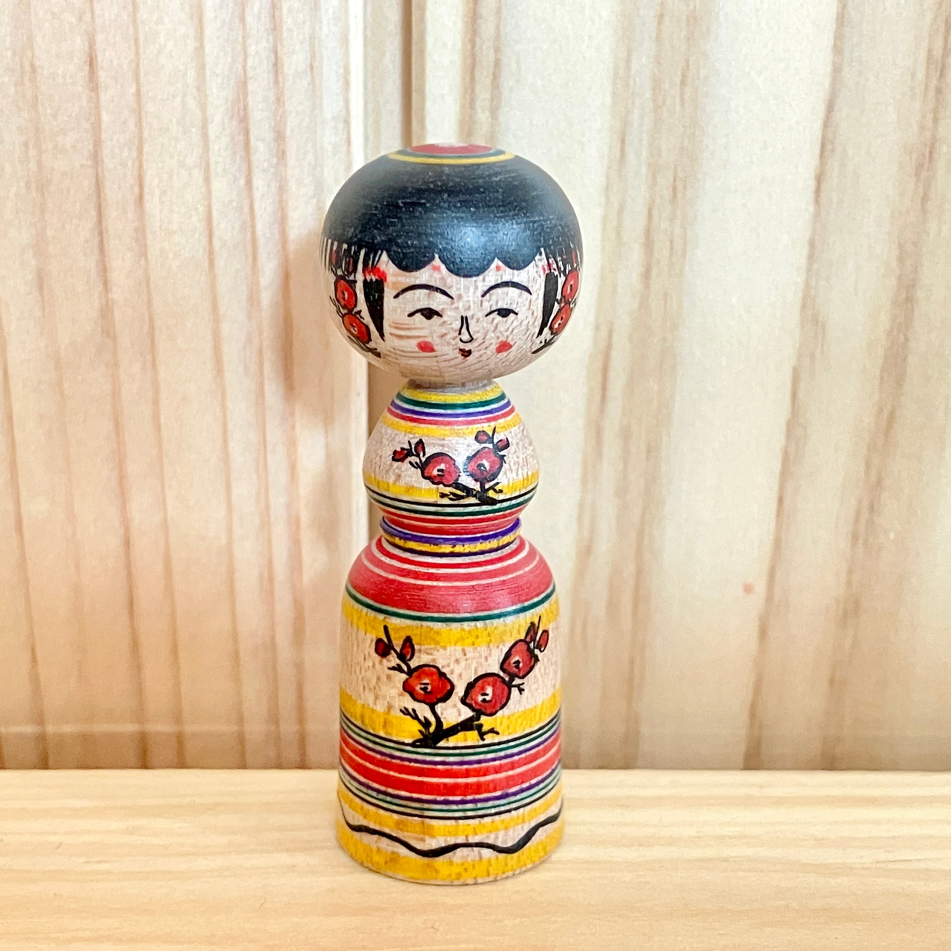 佐藤誠孝工人：弥治郎系】 極小寸 こけし 赤黄青：1.5寸 4.5cm