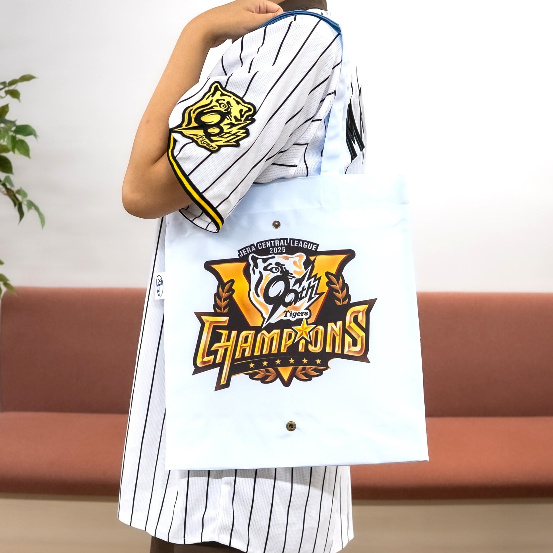 阪神タイガース 90周年ロゴ入りエナメルバッグ　300個限定非売品 2026年最新】阪神タイガース エナメルバッグの人気アイテム - メルカリ