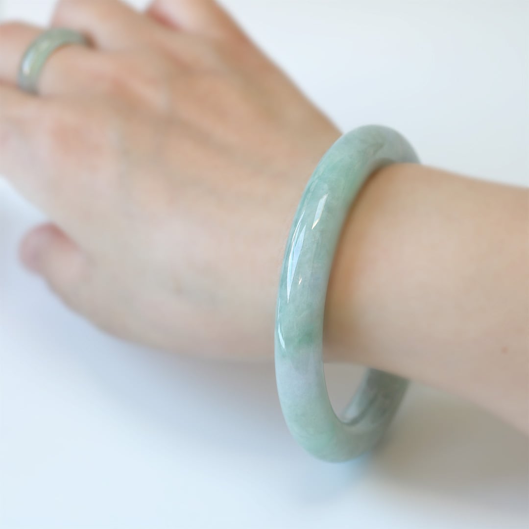 内径60.5mm】艶やかな白〜紫〜緑〜青の絶妙なお色味！ 翡翠 バングル