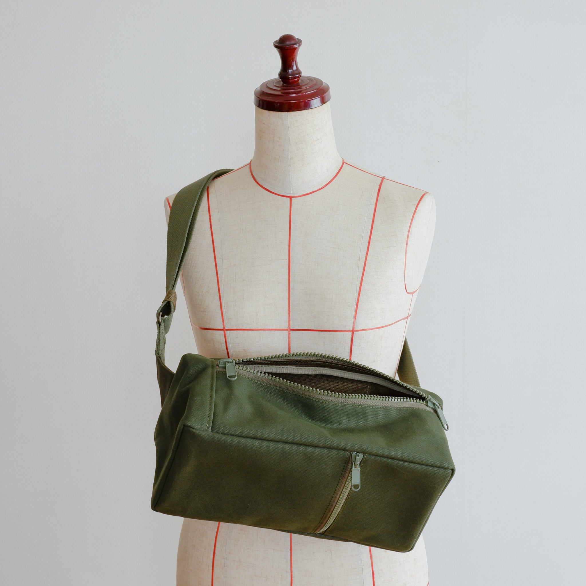 ボディバッグ オリーブ / 6号帆布 | aoya bags | シンプルで少し変わっ