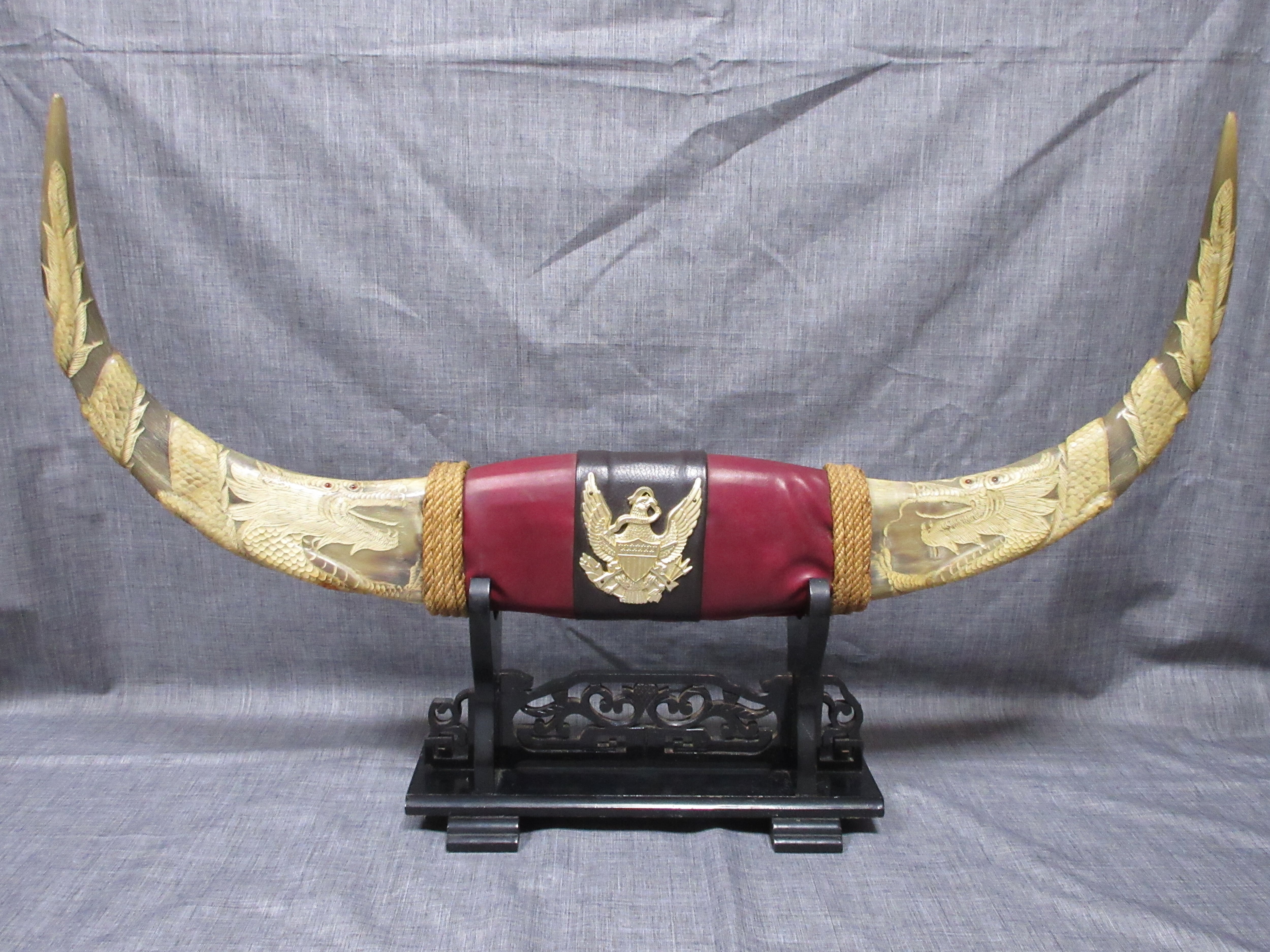 水牛の角 龍柄彫刻 民芸品 置物 台座付 (大) type-E | ギャラリー寿