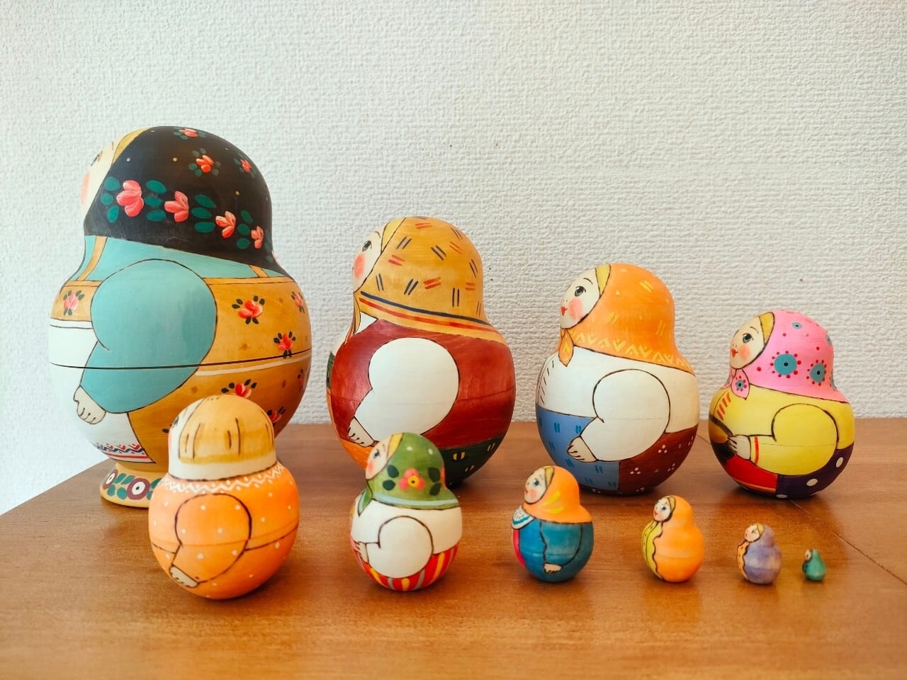 LYH035】北欧ロシア雑貨 リューバ作のマトリョーシカ 農村の伝統