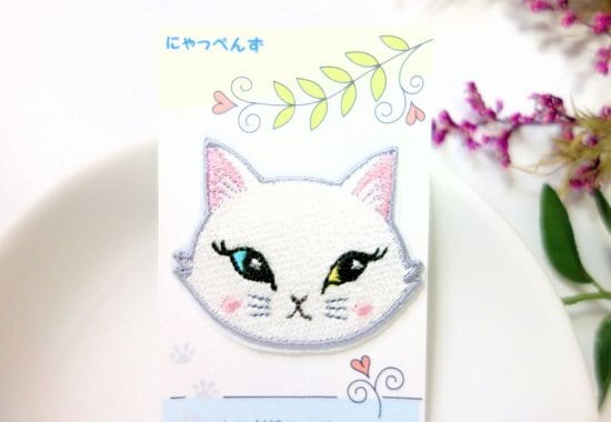 シールにもなる猫の刺繍ワッペン◇オッドアイが素敵な白猫 nana（なな