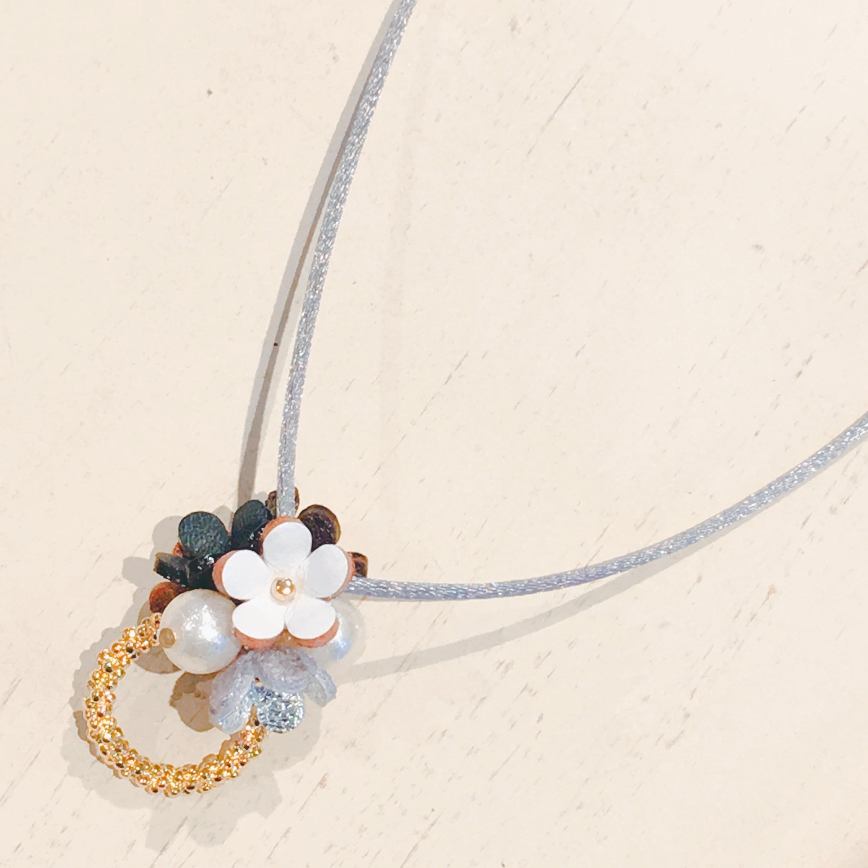 ジャスミン花 メガネホルダーネックレス（花色モノトーンカラー