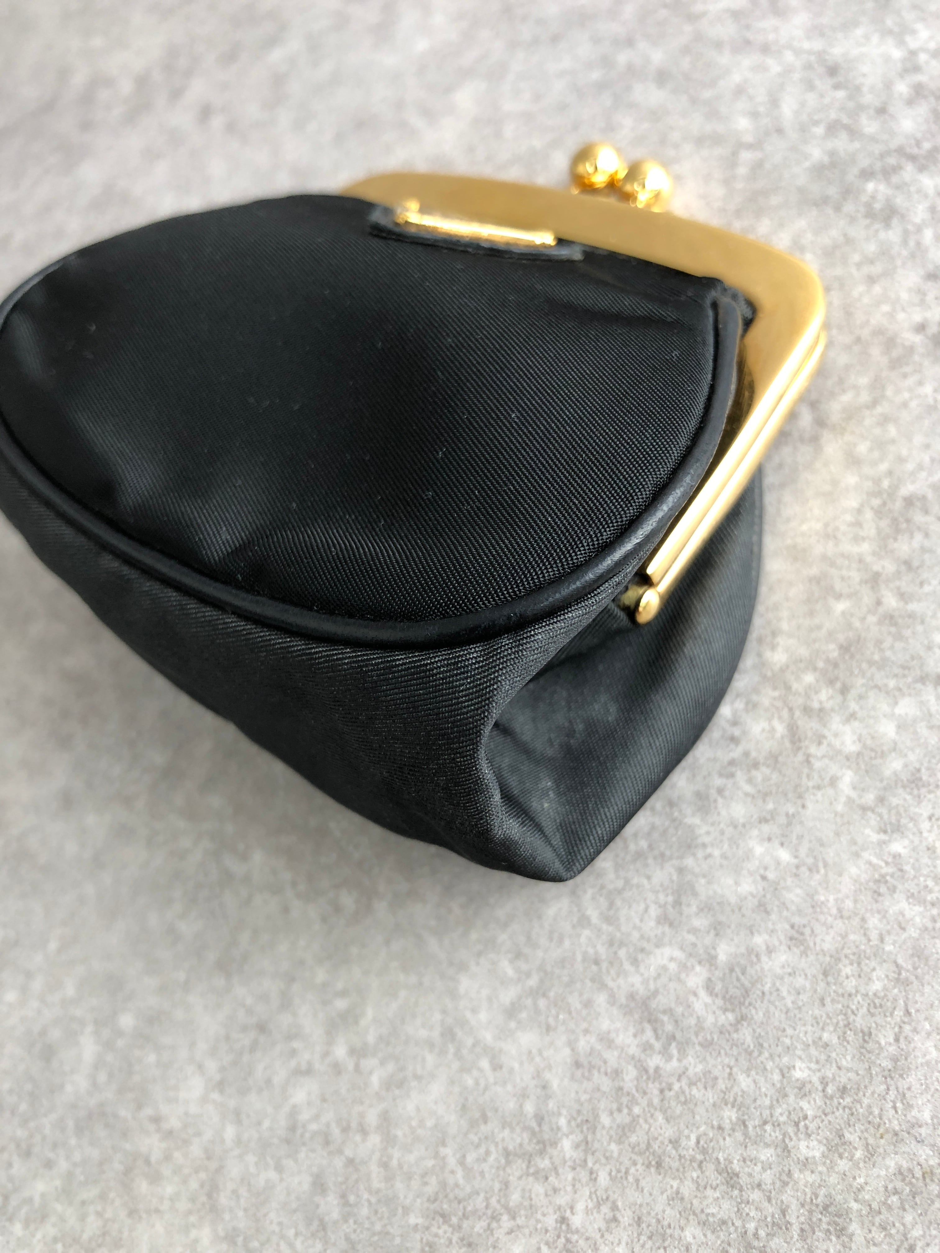 PRADA プラダ 財布 ブラック トライアングルロゴ サテン がま口 コイン