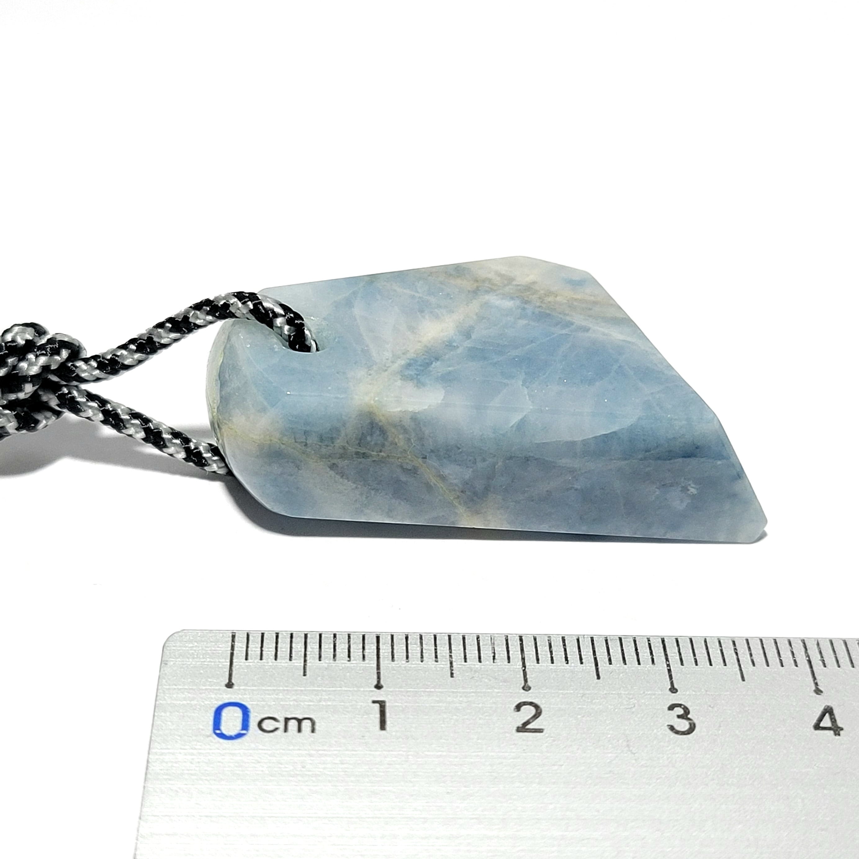 柚*桃様 天然石 こん沢翡翠青い尖った牙型ペンダント レザー紐付き 柚
