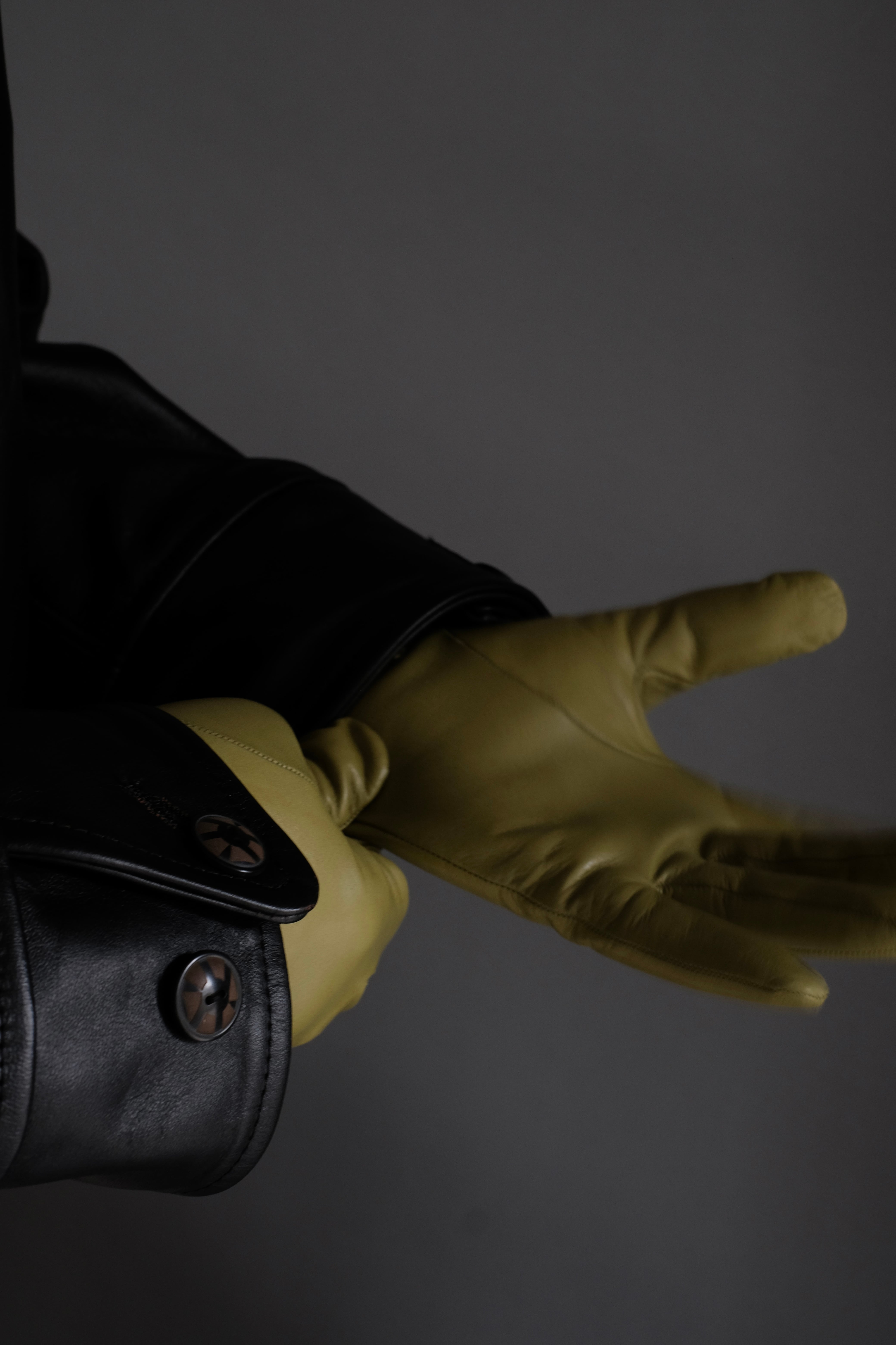 OMAR AFRIDI / CURVED GLOVES -ACID GREEN | LIVING
