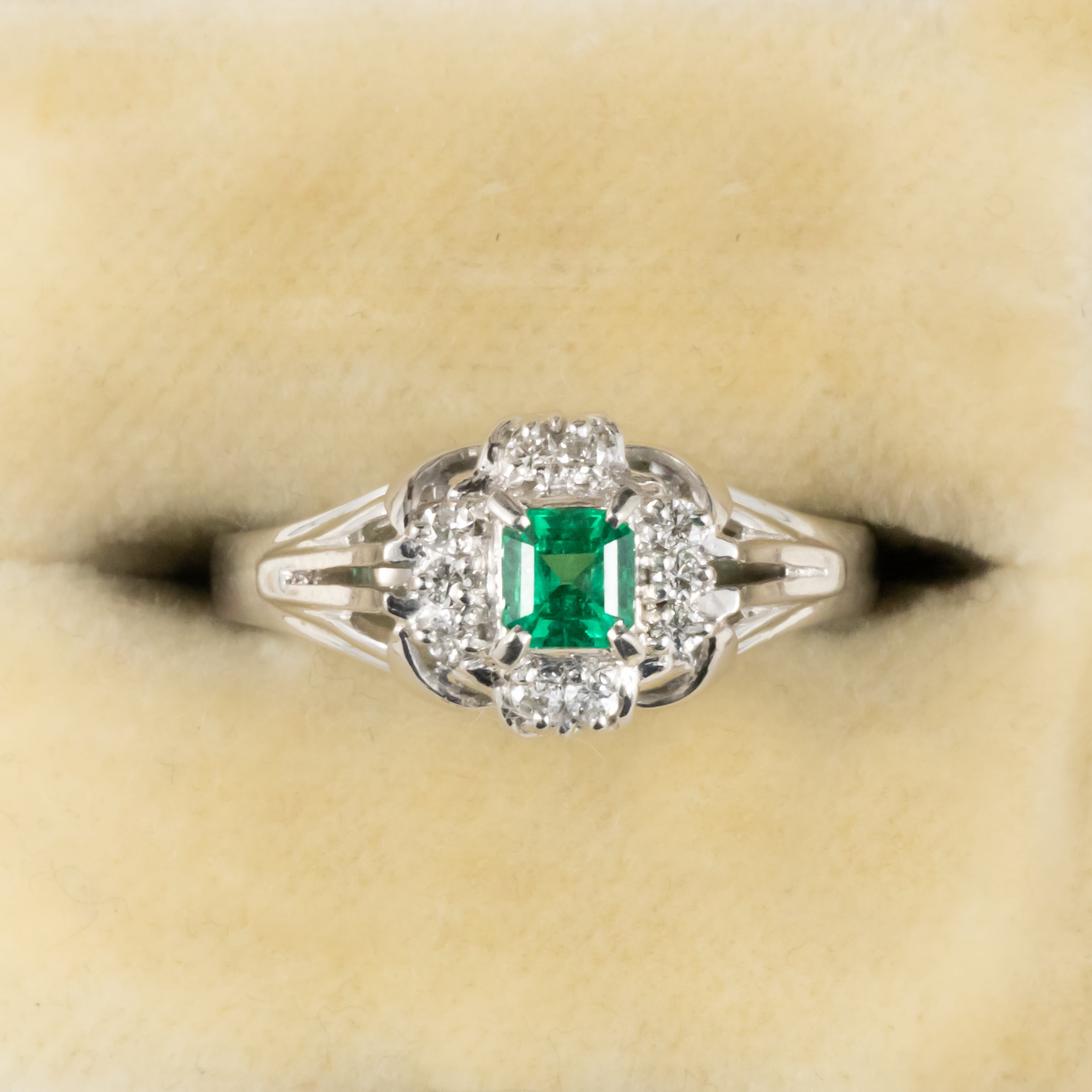 日本の作品】昭和レトロ デザイン リング Pt200 エメラルド 0.25ct