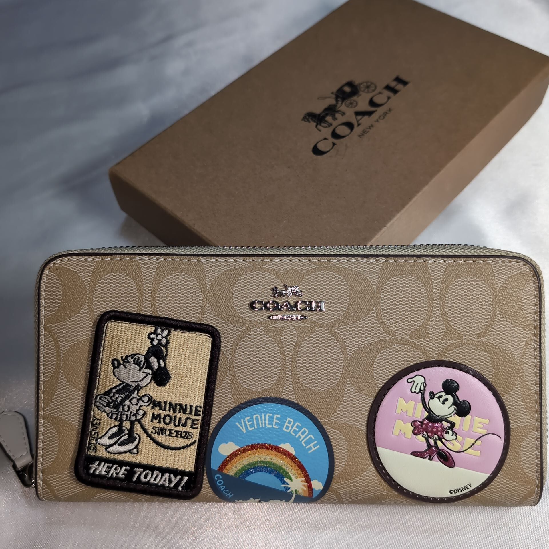 COACHコーチ×ディズニーコラボ ミニーマウスパッチワーク ラウンド