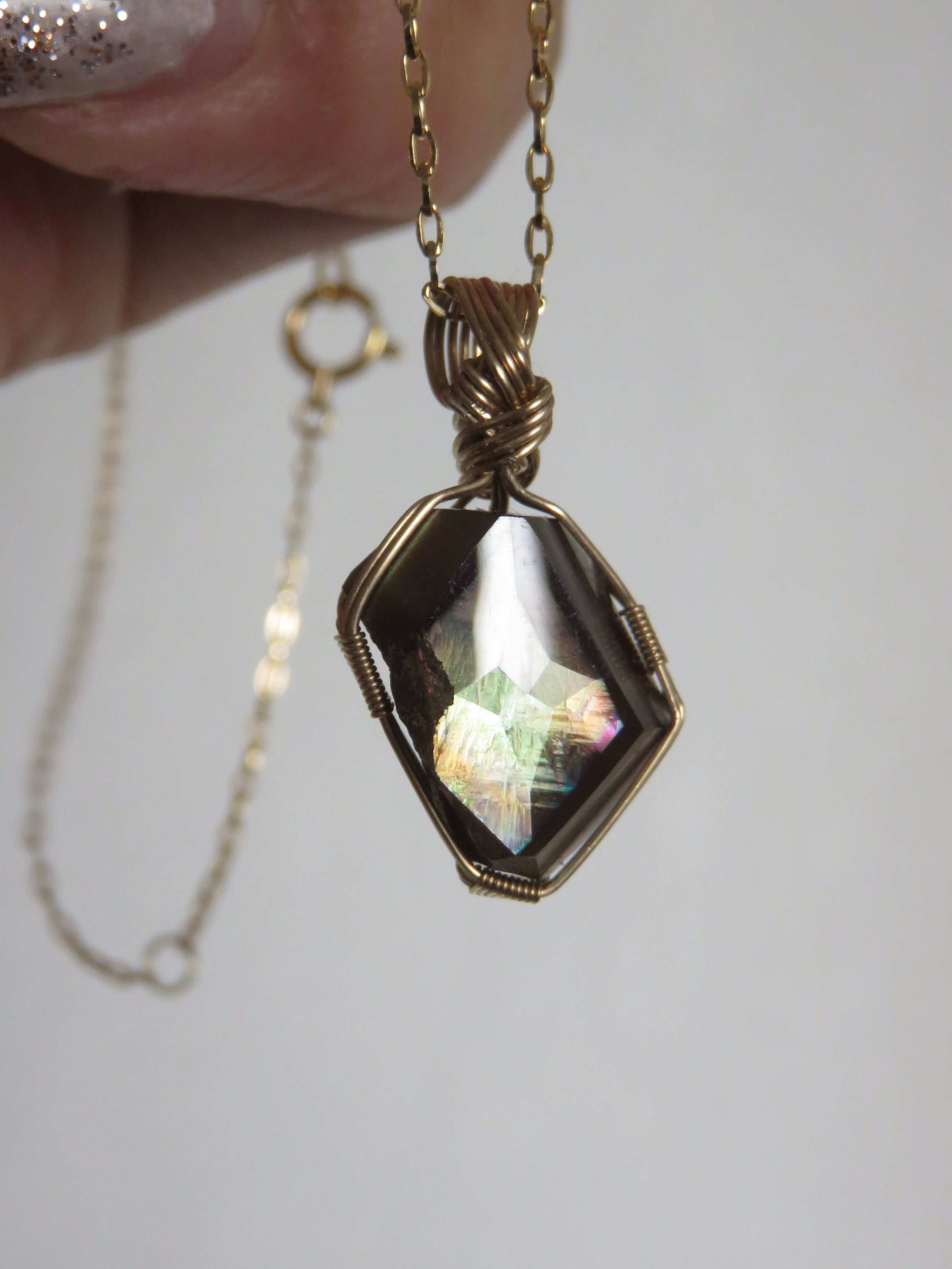 萌】奈良県天川村産レインボーガーネット(12.4ct)女神巻きペンダント