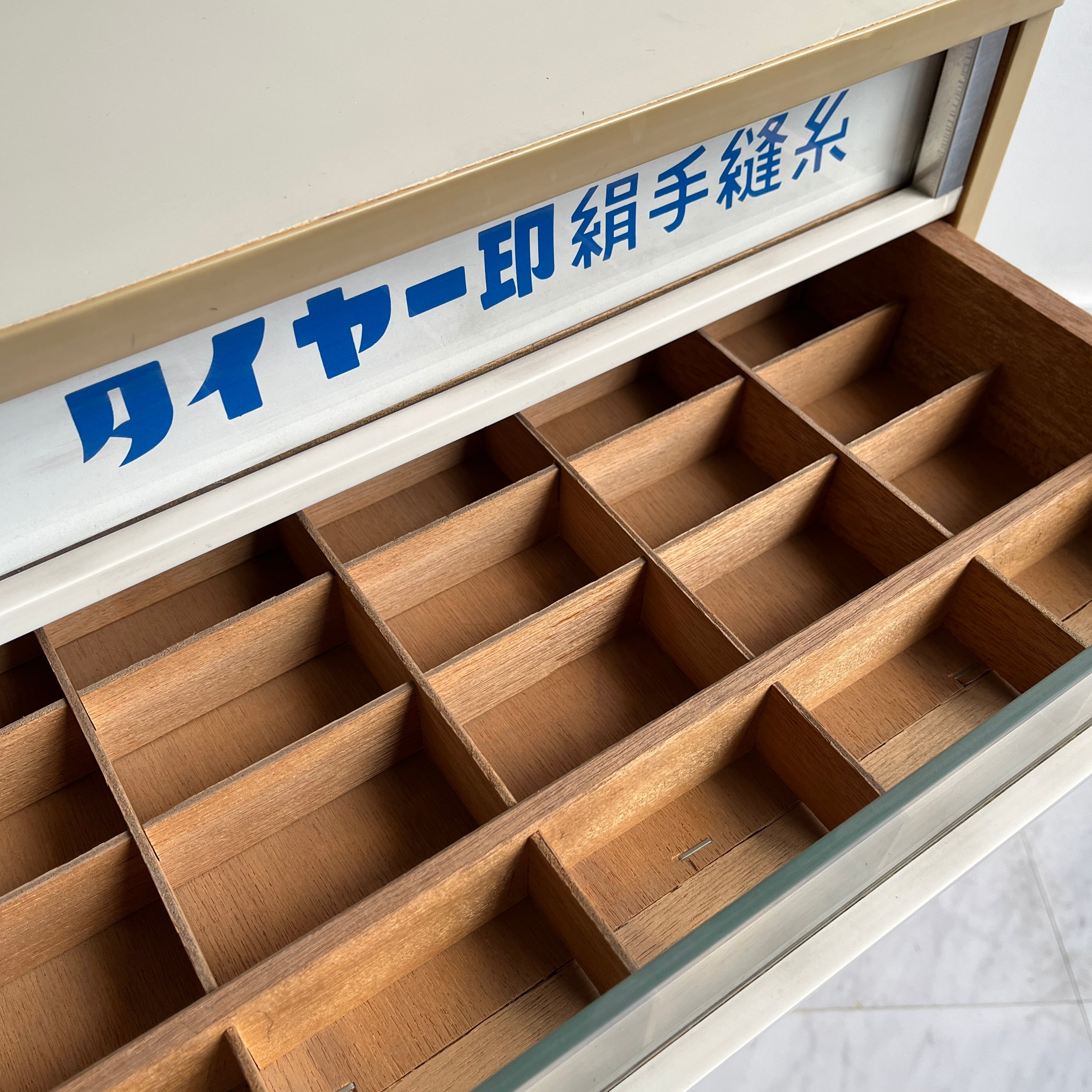 昭和レトロ タイヤ―印絹手縫糸 ケース 9段 ガラス入小引き出し ミシン