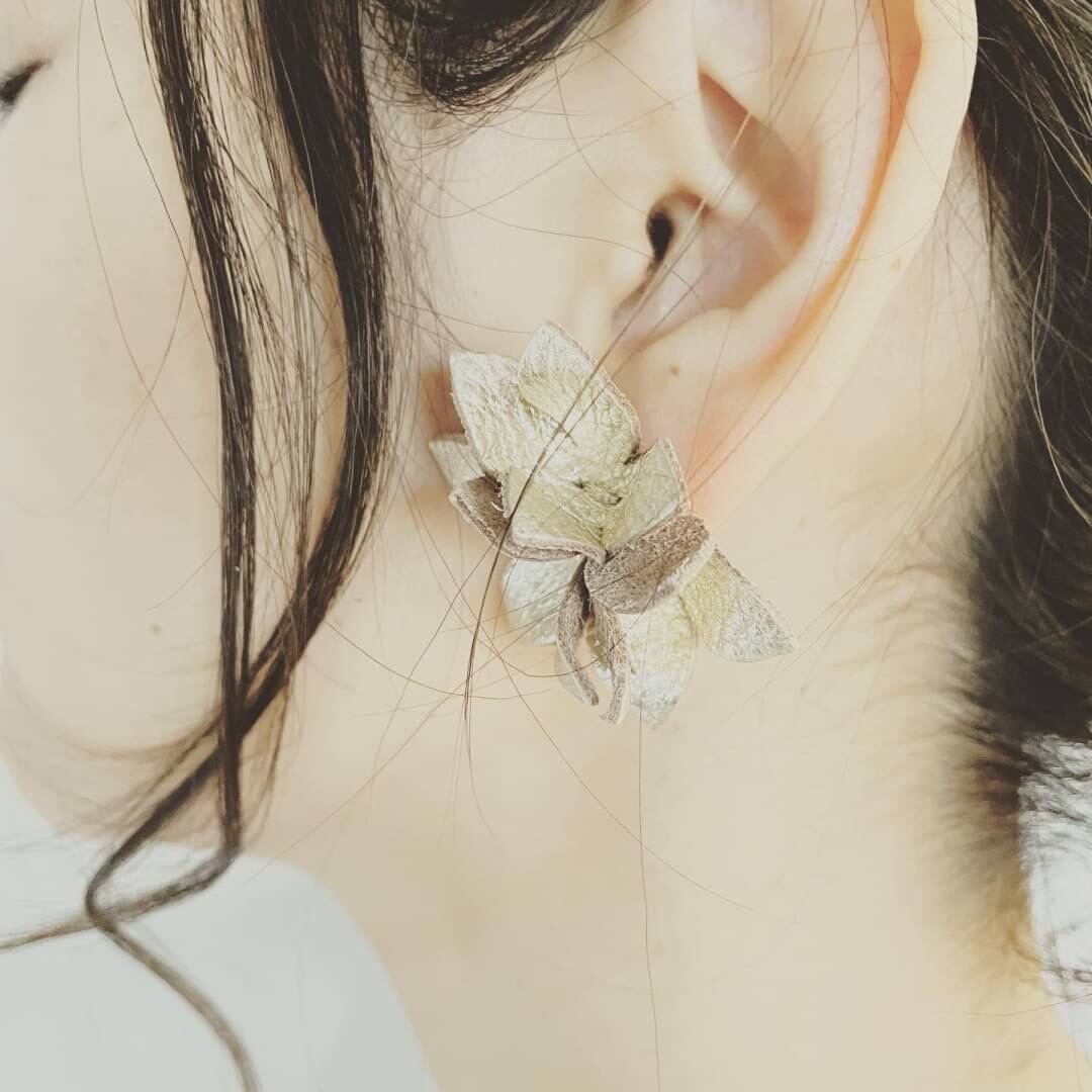 ボリュームフラワーピアス/イヤリング ゴールド | a蒼o