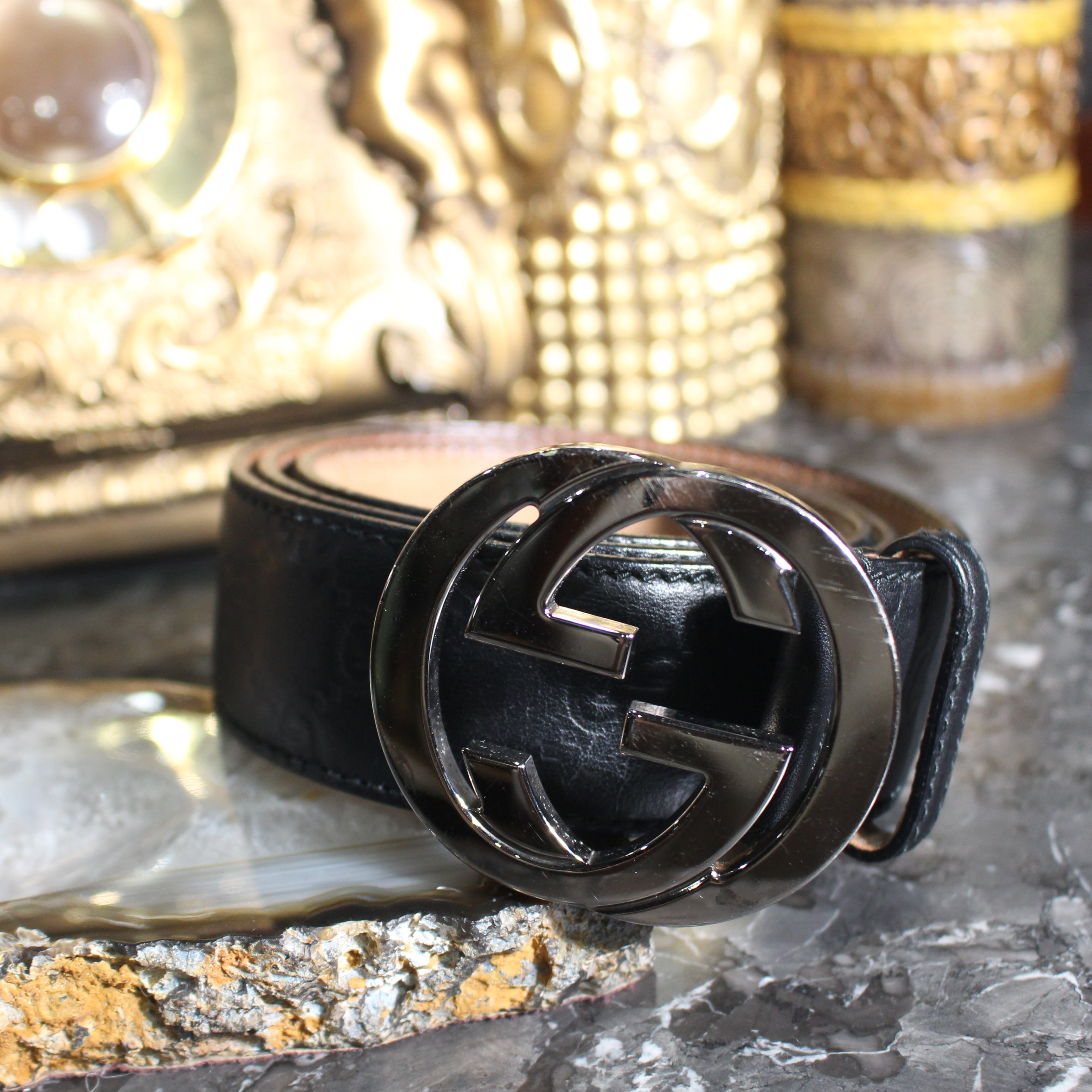 GUCCI ブラックレザーベルト GGロゴ付き Gucci ブラックレザーベルト