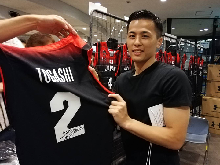 Akatsuki Fiveの物販ブースに富樫勇樹がサプライズ登場、即席サイン会