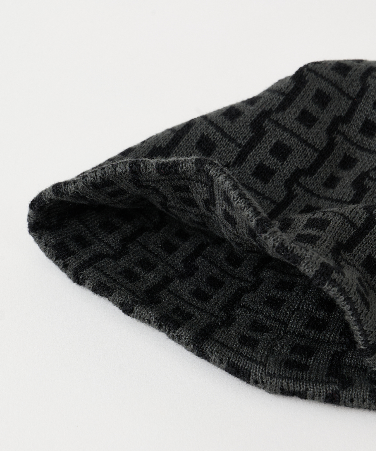 B LOGO JQ BEANIE – BEEDEN