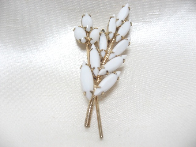 ミルクガラスのブローチ(ヴィンテージ) - アンティークアクセサリー
