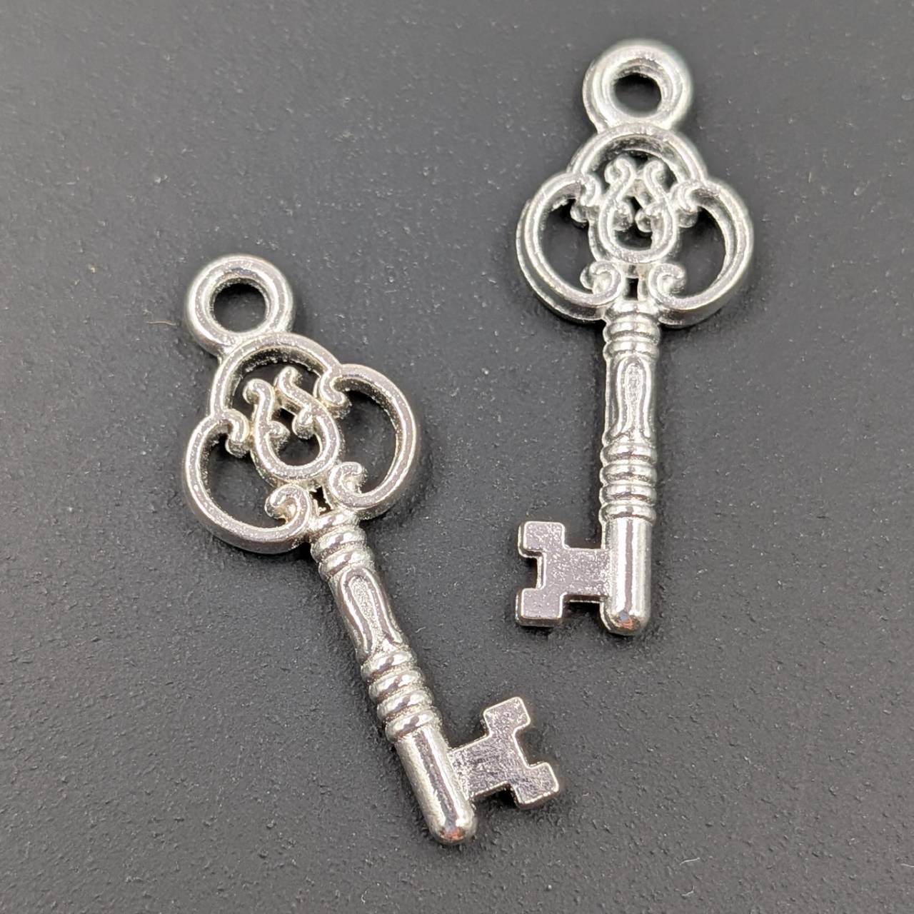 ビーズクラブ チャーム 鍵 かぎ シルバー 27mm 10個セット チャーム