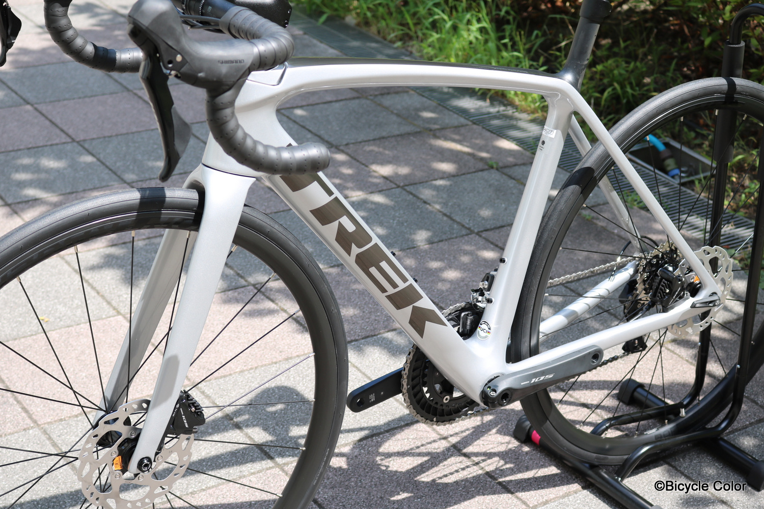 軽量さとエアロを兼ね備えた、TREK(トレック)New EMONDAから、SL5 DISC